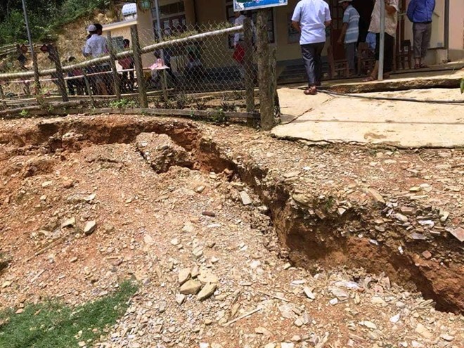 Sạt lở nghiêm trọng sau mưa lũ tại các huyện vùng biên Nghệ An ảnh 1