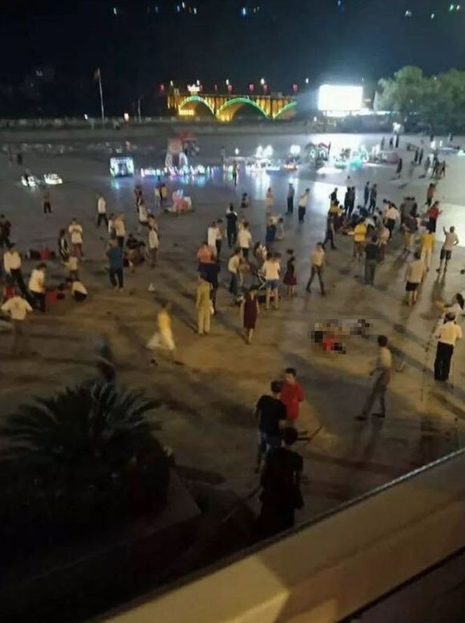 Trung Quốc: Lao xe vào đám đông, 55 người thương vong ảnh 1