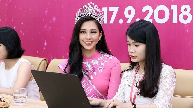 Trần Tiểu Vy: ‘Danh hiệu Hoa hậu Việt Nam 2018 là món quà sinh nhật sớm tặng mẹ’ ảnh 3