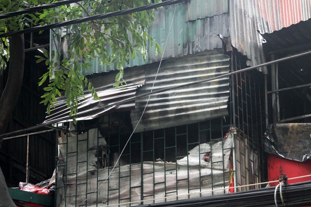 Toàn cảnh dãy nhà cháy rụi bên đường Đê La Thành nhìn từ trên cao ảnh 10