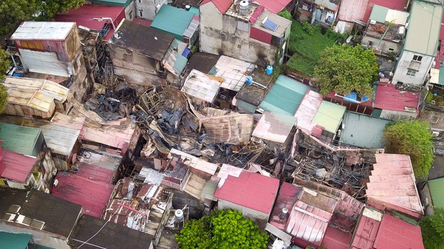 Toàn cảnh dãy nhà cháy rụi bên đường Đê La Thành nhìn từ trên cao ảnh 2