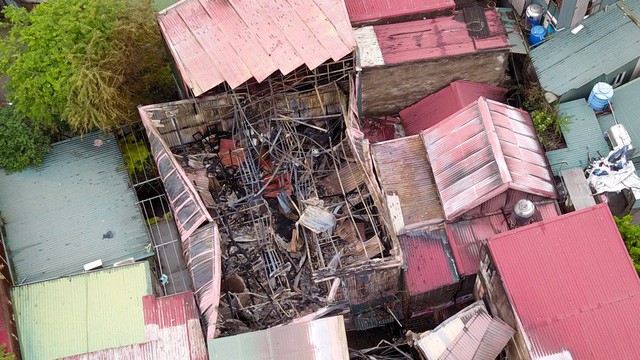 Toàn cảnh dãy nhà cháy rụi bên đường Đê La Thành nhìn từ trên cao ảnh 3