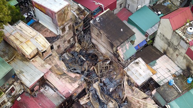 Toàn cảnh dãy nhà cháy rụi bên đường Đê La Thành nhìn từ trên cao ảnh 4