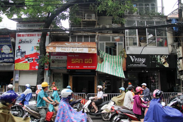 Toàn cảnh dãy nhà cháy rụi bên đường Đê La Thành nhìn từ trên cao ảnh 6