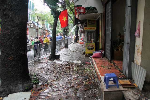 Toàn cảnh dãy nhà cháy rụi bên đường Đê La Thành nhìn từ trên cao ảnh 8