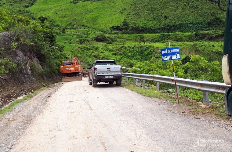 Nguy cơ đứt đường trên Quốc lộ 16 đoạn qua Kỳ Sơn ảnh 1