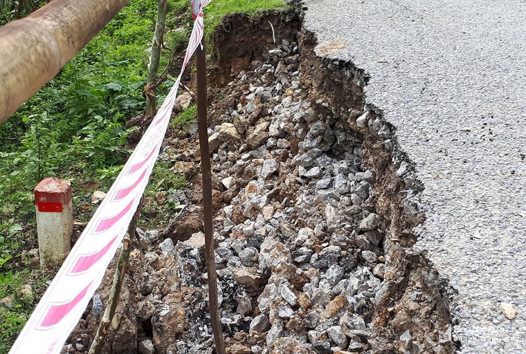 Nguy cơ đứt đường trên Quốc lộ 16 đoạn qua Kỳ Sơn ảnh 3