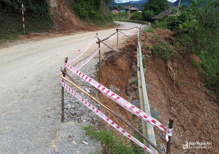 Nguy cơ đứt đường trên Quốc lộ 16 đoạn qua Kỳ Sơn ảnh 4