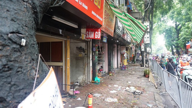 Ngổn ngang hiện trường vụ cháy 9 ngôi nhà trên đường Đê La Thành ảnh 6