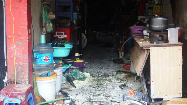 Ngổn ngang hiện trường vụ cháy 9 ngôi nhà trên đường Đê La Thành ảnh 1