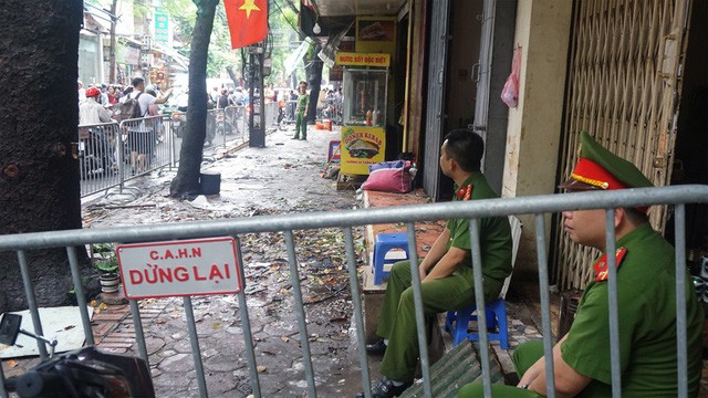 Ngổn ngang hiện trường vụ cháy 9 ngôi nhà trên đường Đê La Thành ảnh 2