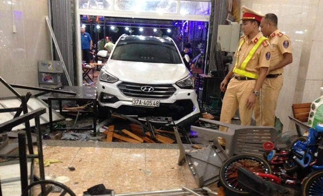 Hà Tĩnh: Ô tô lao vào quán nhậu, 9 người bị thương ảnh 1