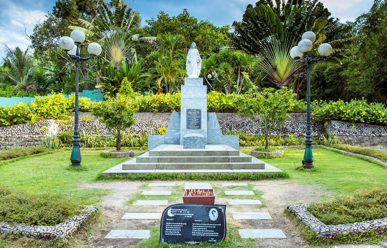 Là địa điểm thu hút nhiều du khách thăm viếng khi đến TP Quy Nhơn (Bình Định), mộ phần thi sĩ Hàn Mặc Tử hiện tọa lạc tại thắng cảnh nổi tiếng nào của vùng đất này? 