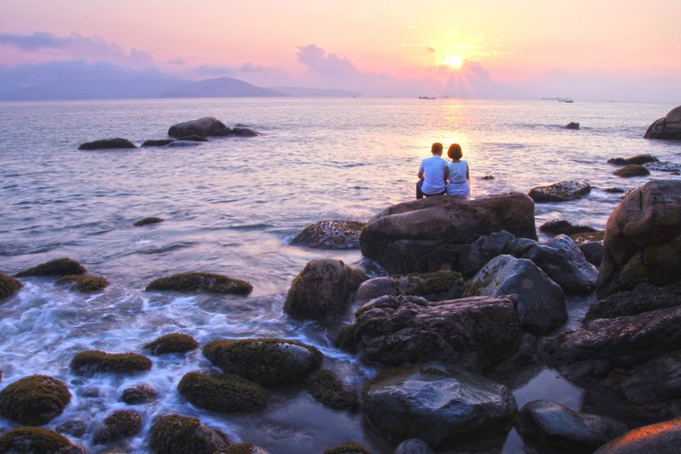 Bãi tắm xinh đẹp nằm gần mộ Hàn Mặc Tử trong khu danh thắng này có tên là gì?