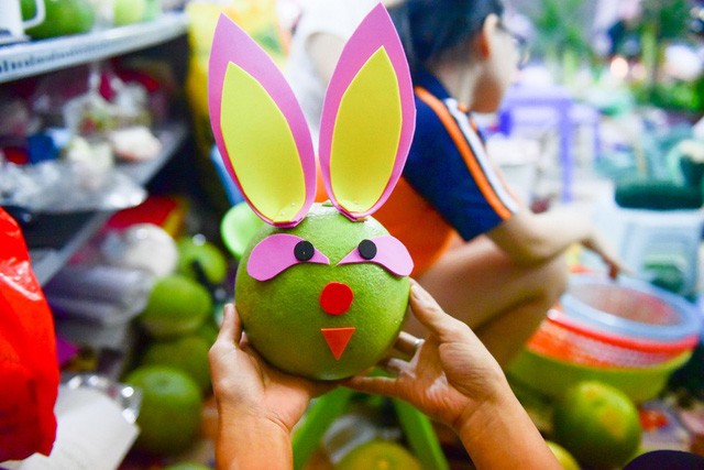 Chú chó ngộ nghĩnh trong mâm ngũ quả Trung thu siêu cầu kỳ ở Hà Nội ảnh 11