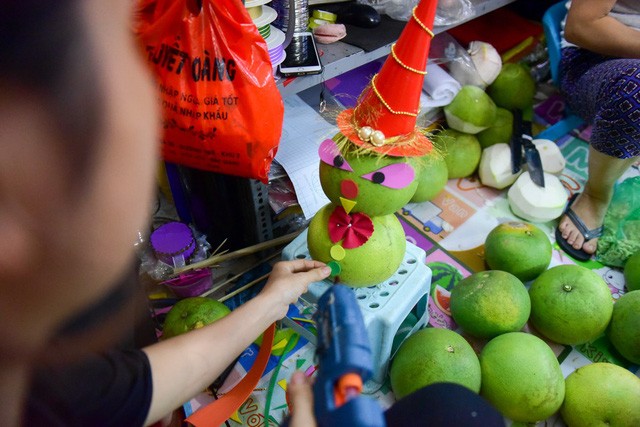 Chú chó ngộ nghĩnh trong mâm ngũ quả Trung thu siêu cầu kỳ ở Hà Nội ảnh 12