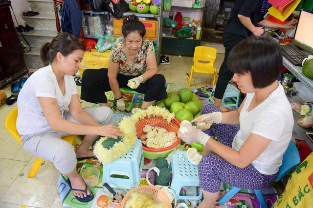 Chú chó ngộ nghĩnh trong mâm ngũ quả Trung thu siêu cầu kỳ ở Hà Nội ảnh 2
