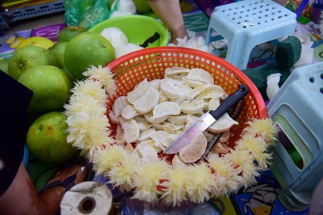 Chú chó ngộ nghĩnh trong mâm ngũ quả Trung thu siêu cầu kỳ ở Hà Nội ảnh 5