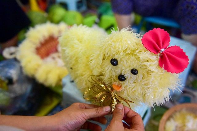 Chú chó ngộ nghĩnh trong mâm ngũ quả Trung thu siêu cầu kỳ ở Hà Nội ảnh 7