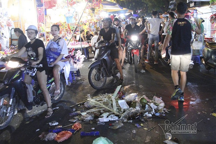 Cảnh khó tin dưới mũi giày hotgirl lượn Trung thu phố cổ ảnh 11