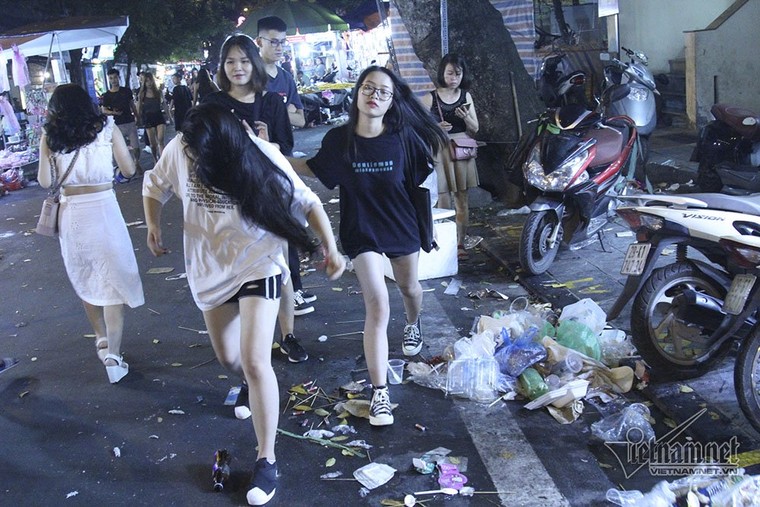 Cảnh khó tin dưới mũi giày hotgirl lượn Trung thu phố cổ ảnh 13