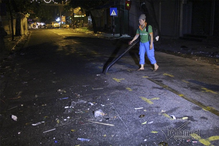 Cảnh khó tin dưới mũi giày hotgirl lượn Trung thu phố cổ ảnh 17