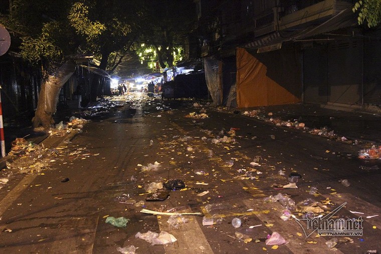 Cảnh khó tin dưới mũi giày hotgirl lượn Trung thu phố cổ ảnh 1