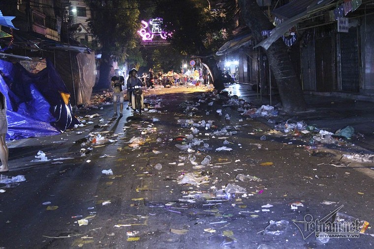 Cảnh khó tin dưới mũi giày hotgirl lượn Trung thu phố cổ ảnh 3