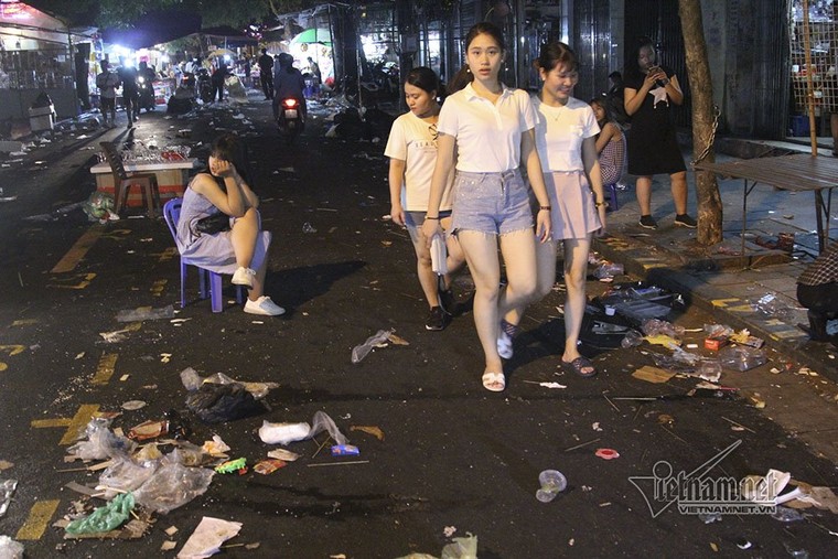 Cảnh khó tin dưới mũi giày hotgirl lượn Trung thu phố cổ ảnh 4