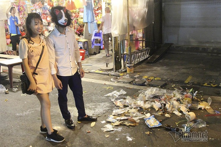 Cảnh khó tin dưới mũi giày hotgirl lượn Trung thu phố cổ ảnh 9