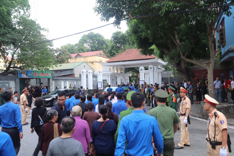 Người dân bày tỏ tiếc thương với Chủ tịch nước Trần Đại Quang ảnh 1