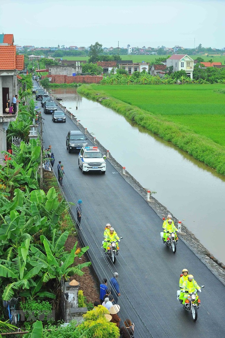 Hình ảnh đoàn xe tang Chủ tịch nước Trần Đại Quang về quê hương ảnh 1