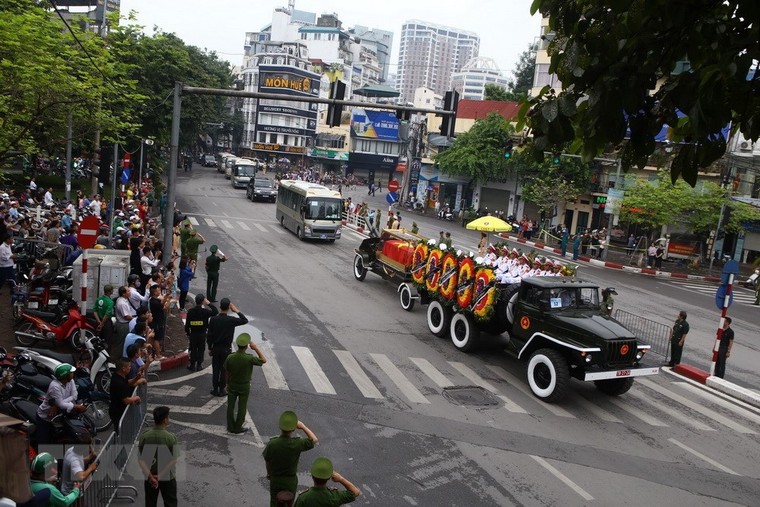Đoàn xe chở linh cữu Chủ tịch nước trên đường phố Hà Nội ảnh 4