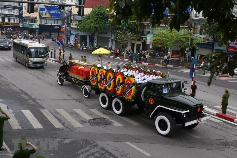 Đoàn xe chở linh cữu Chủ tịch nước trên đường phố Hà Nội ảnh 5