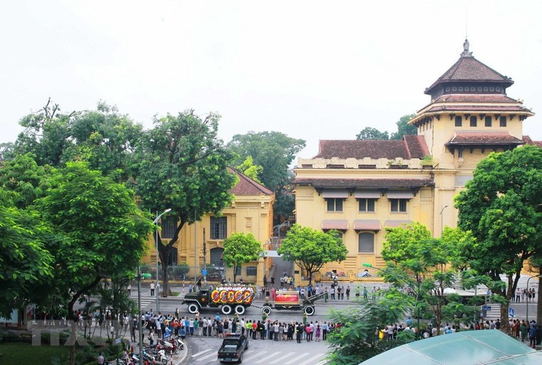 Đoàn xe chở linh cữu Chủ tịch nước trên đường phố Hà Nội ảnh 1