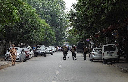 Huy động cả trăm cảnh sát, lính bắn tỉa vây bắt đối tượng cố thủ trong nhà ảnh 1