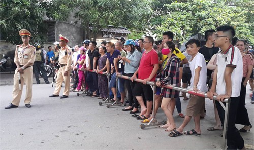 Huy động cả trăm cảnh sát, lính bắn tỉa vây bắt đối tượng cố thủ trong nhà ảnh 3