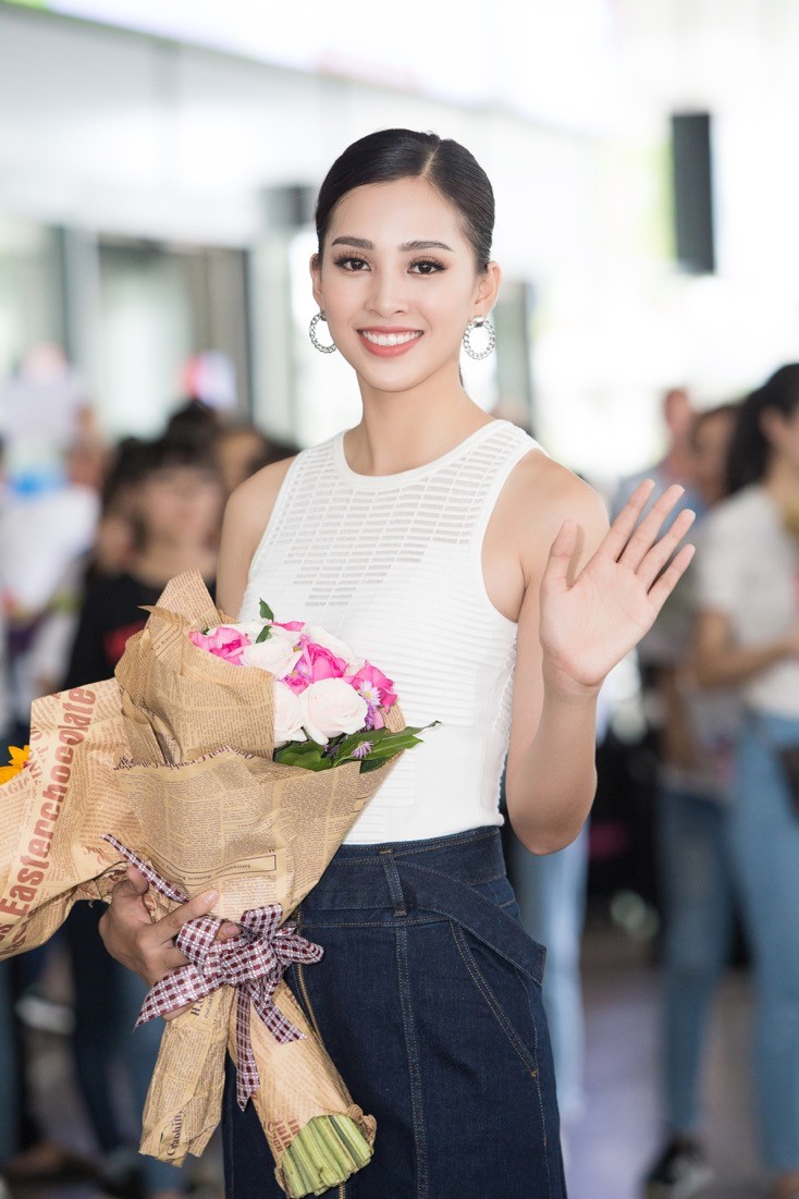 Hoa hậu Tiểu Vy ăn diện trẻ trung và màu sắc sau đăng quang ảnh 14