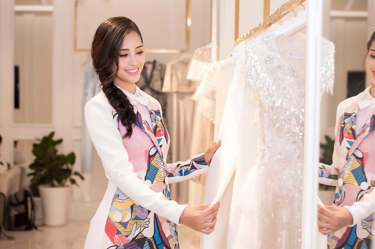 Hoa hậu Tiểu Vy ăn diện trẻ trung và màu sắc sau đăng quang ảnh 8