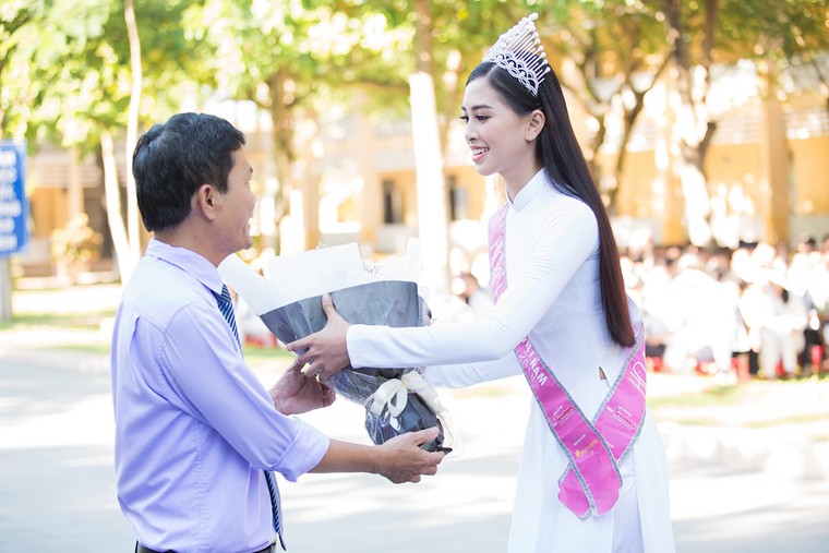 Hoa hậu Tiểu Vy ăn diện trẻ trung và màu sắc sau đăng quang ảnh 12