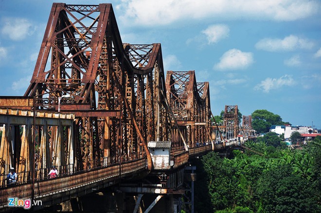 Sừng sững hơn 10 thập kỷ, cầu Long Biên đã trở thành một trong những công trình biểu tượng của Hà Nội. Ai/doanh nghiệp nào đã thiết kế cây cầu này?