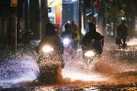 Đường Sài Gòn ngập sâu 3 ngày, nước chưa rút ảnh 10