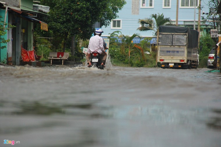 Đường Sài Gòn ngập sâu 3 ngày, nước chưa rút ảnh 14
