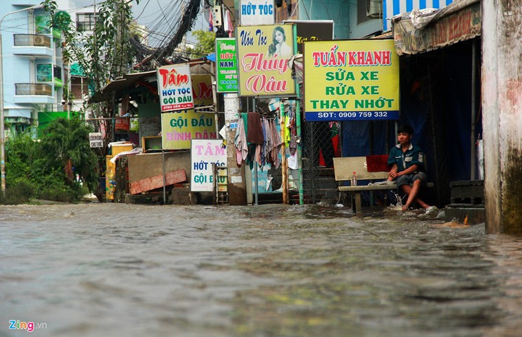 Đường Sài Gòn ngập sâu 3 ngày, nước chưa rút ảnh 15