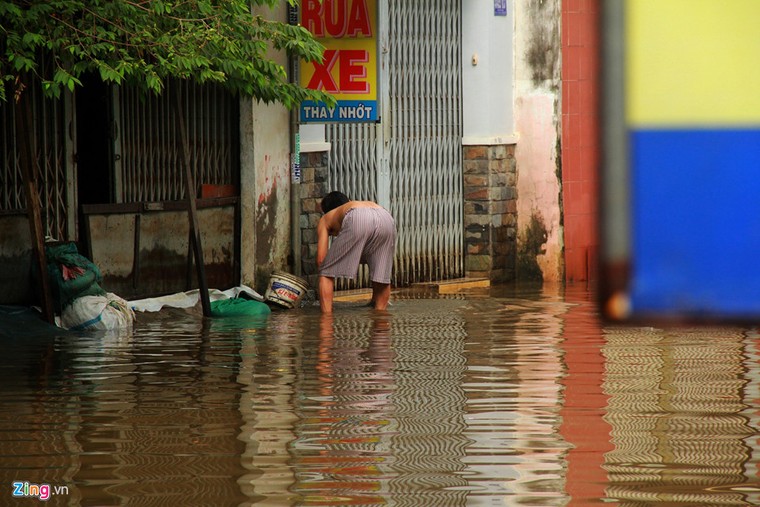 Đường Sài Gòn ngập sâu 3 ngày, nước chưa rút ảnh 16