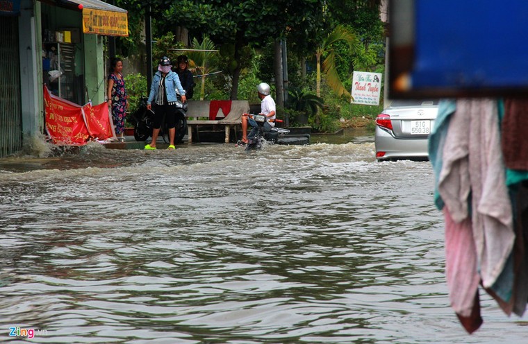 Đường Sài Gòn ngập sâu 3 ngày, nước chưa rút ảnh 17