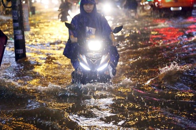 Đường Sài Gòn ngập sâu 3 ngày, nước chưa rút ảnh 3