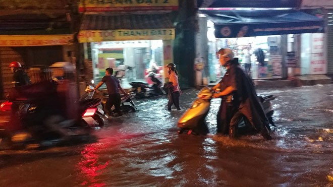 Đường Sài Gòn ngập sâu 3 ngày, nước chưa rút ảnh 5