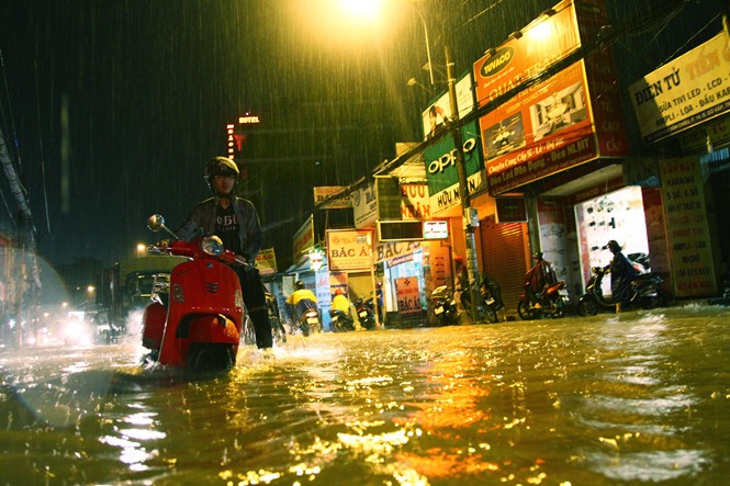 Đường Sài Gòn ngập sâu 3 ngày, nước chưa rút ảnh 7