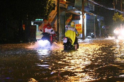 Đường Sài Gòn ngập sâu 3 ngày, nước chưa rút ảnh 9